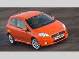 Fiat Grande Punto před modernizací platí za jedno z nejhezčích aut nižší střední třídy. Kdysi h někdo označil jako miniaturní Maserati a toto pojmenování mu vskutku sedí. Co komu na jeho vzhledu tak moc vadilo, že ho potřeboval tak zhyzdit?