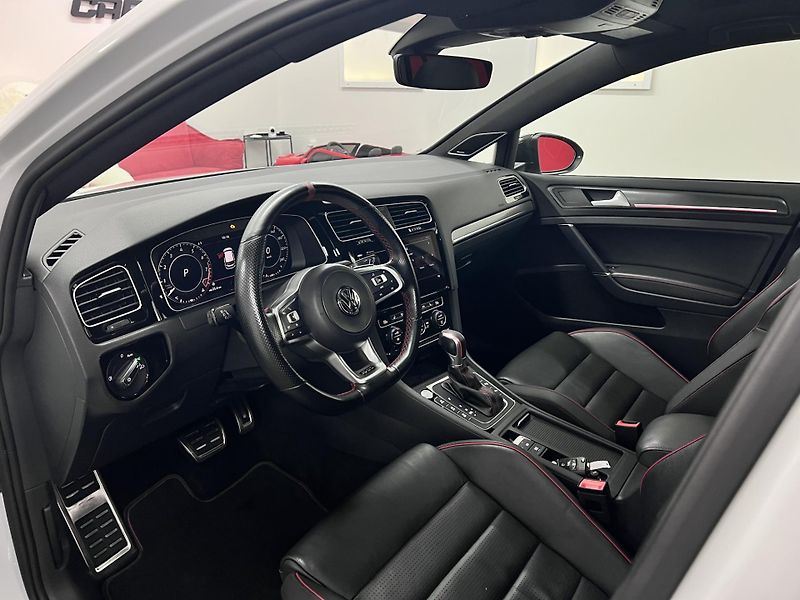 Volkswagen Golf GTI TCR, 2.0 TSI 213 kW - fotka 15 z 46