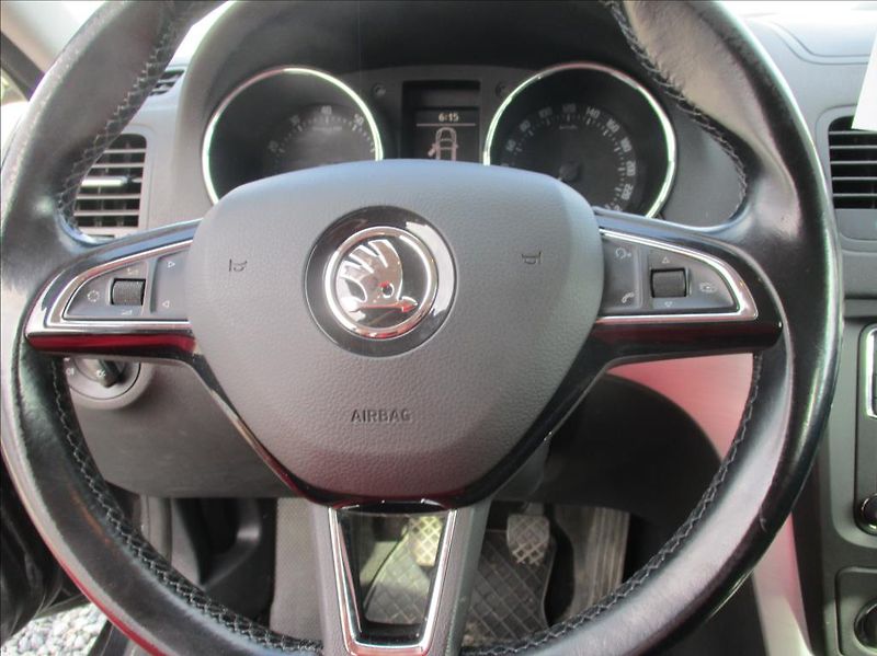 Škoda Yeti 1,2 TSI, klima, servis, tažné, - fotka 17 z 26