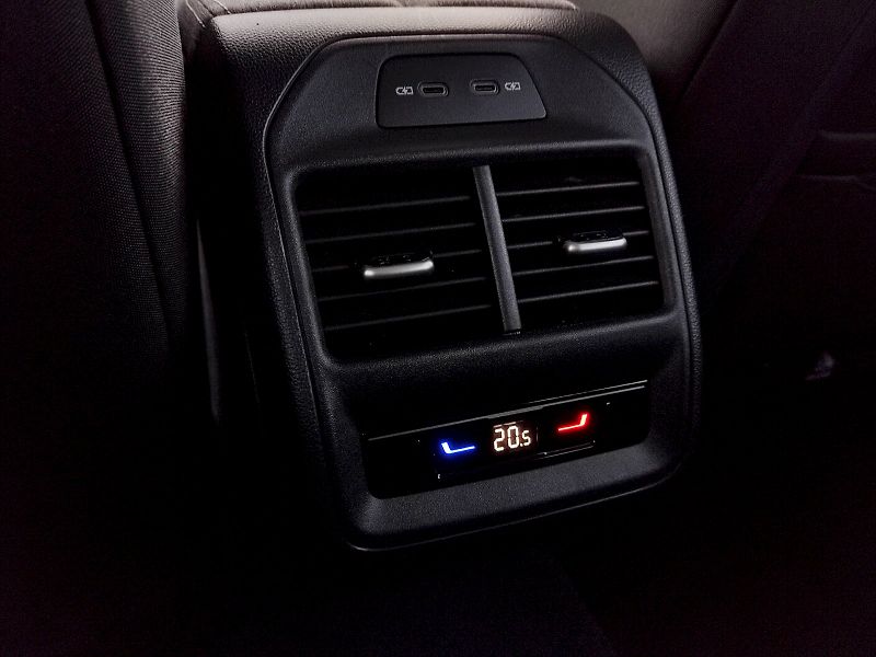Škoda Superb (2024) combi Selection 2,0 Tdi 142 kw - fotka 26 z 37