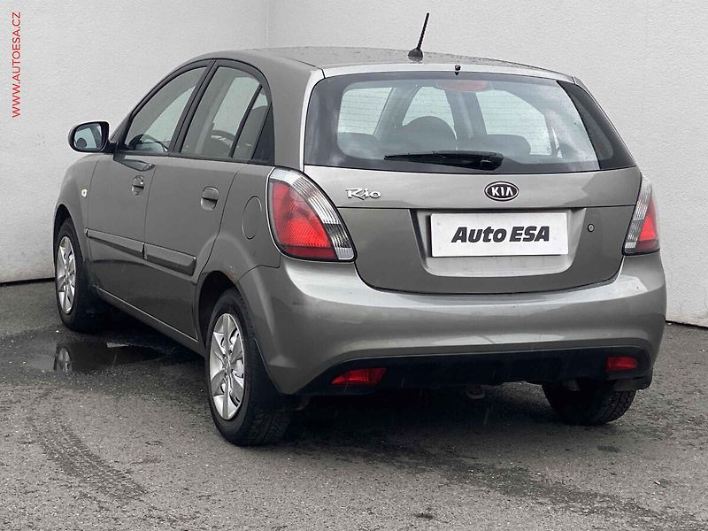 Kia Rio (2011) 1.4i, ČR, AC - fotka 6 z 15