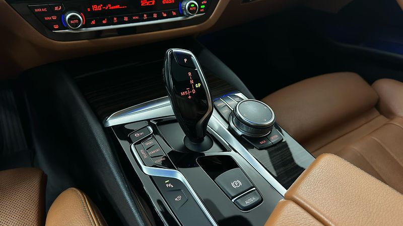BMW Řada 5 XDIRVE/SPORT LINE/2 SADY GUM - fotka 30 z 55