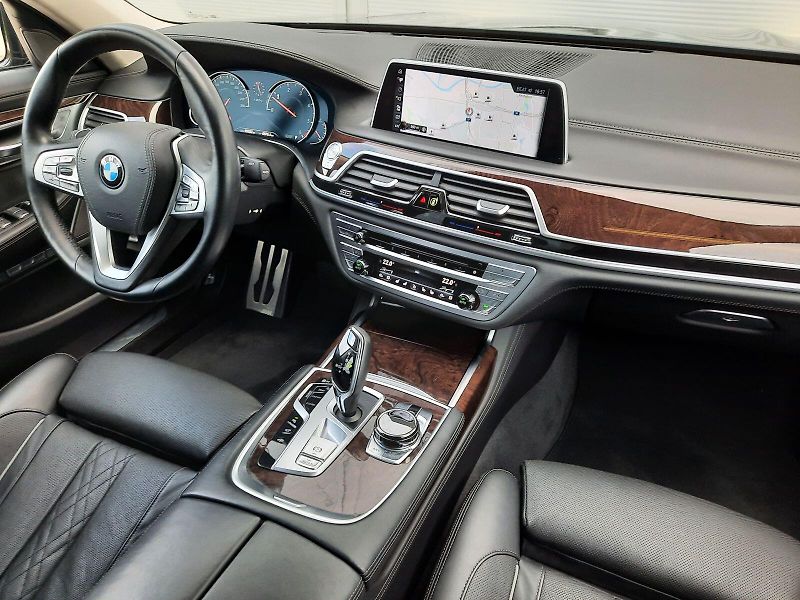 BMW Řada 7 (2018) 730d xDrive M Sport - fotka 8 z 12