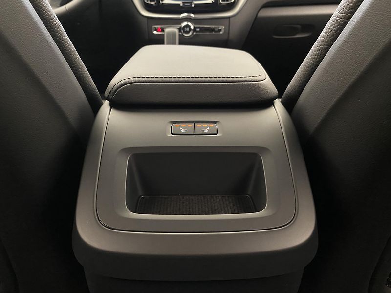 Volvo XC60 B5 AWD DARK PLUS REZERVACE - fotka 32 z 57