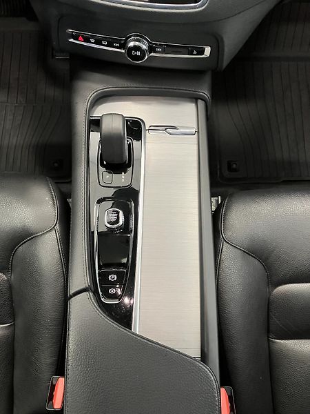 Volvo XC90 B5 AWD Momentum AT8 - fotka 20 z 48