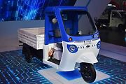 Tuk tuky se spalovacími motory by mohly nahradit tyto elektrické verze
