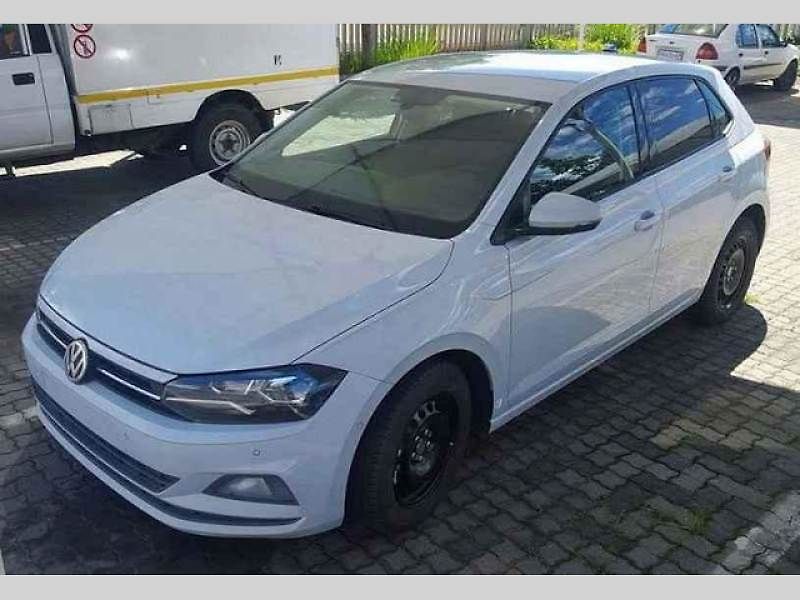 Vlevo zřejmě nový Volkswagen Polo, vpravo snad nový Touareg.