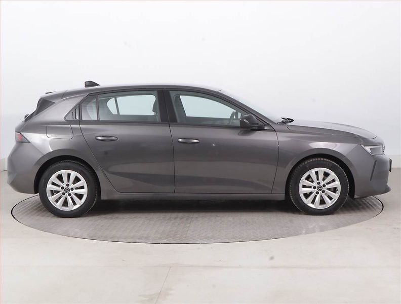 Opel Astra (2023) Edition 1.2 Turbo, Navi - fotka 6 z 15
