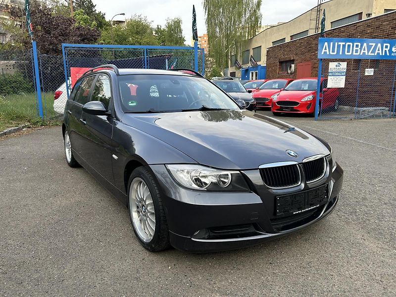 BMW Řada 3 320i  - fotka 2 z 51