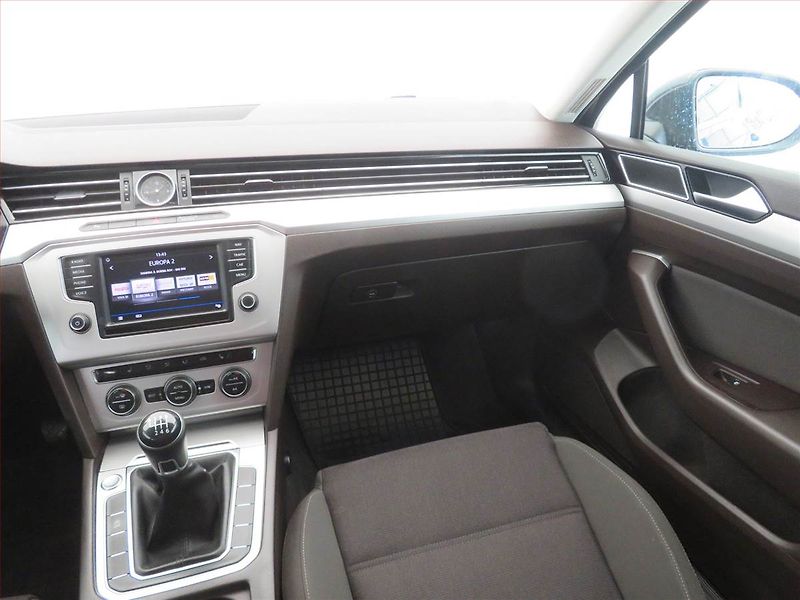 Volkswagen Passat (2017) Comfortline 2.0 TDI, Navi - fotka 8 z 16