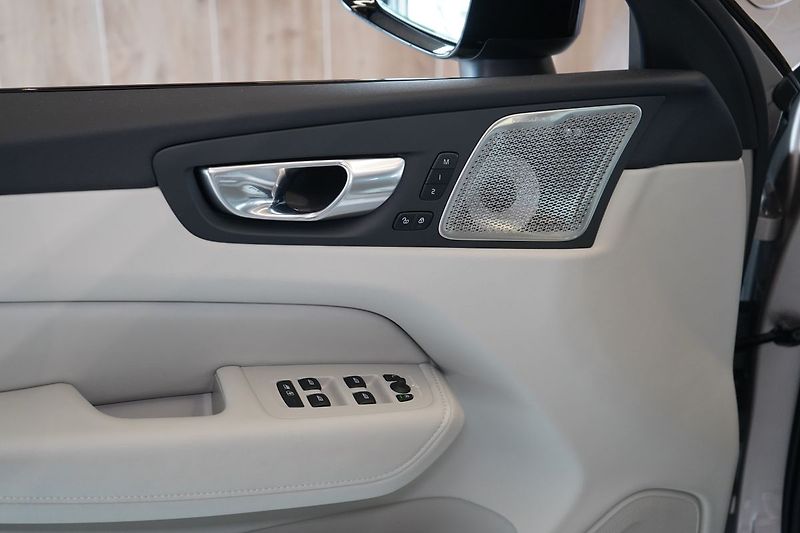 Volvo XC60 B5 ULTRA Dark, Bowers, Masáž - fotka 21 z 46