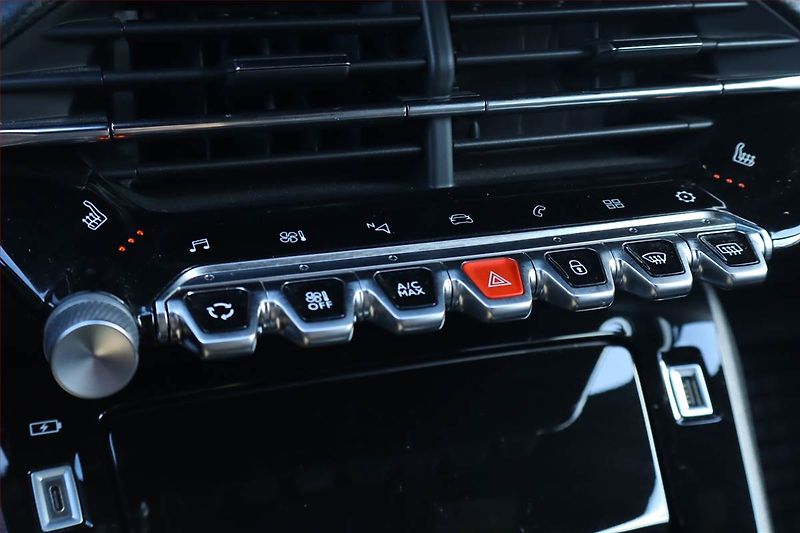 Peugeot 2008 (2021) 1.5 BlueHDi, Automat - fotka 16 z 26
