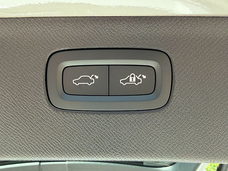 Volvo XC90 B5 AWD PLUS DARK PREMIUM, PANO - fotka 31 z 34