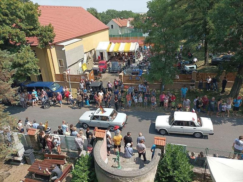 Do Hříškova dorazil na jubilejní veteránský sraz rekordní počet vozidel.