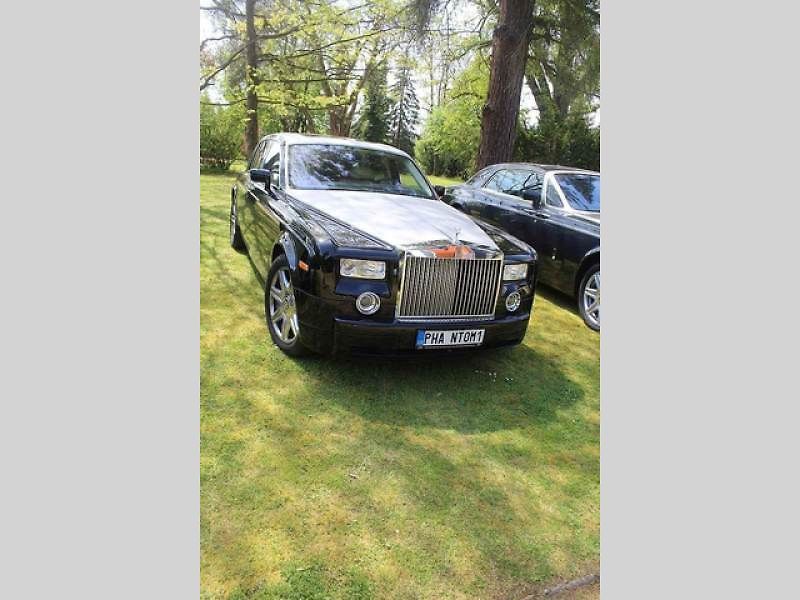 Luxusní vozy se v sobotu 4. května sjely na zámek do Lnář. Převládala auta značky Rolls-Royce.
