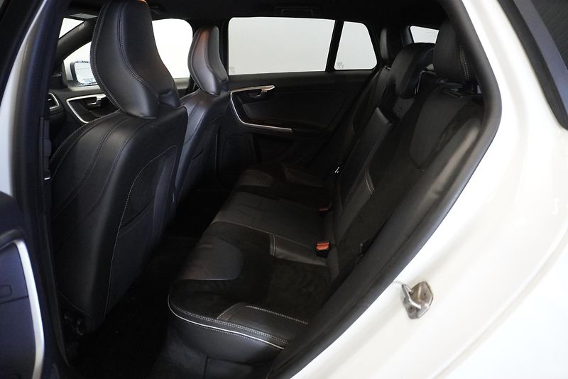 Volvo V60  2,0 T4 R-DESIGN AUTOMAT - fotka 15 z 33