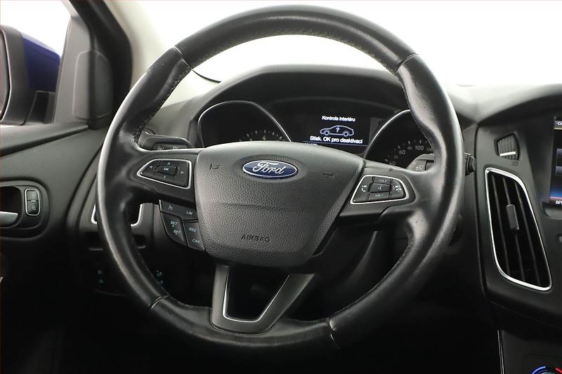 Ford Focus (2015) 1.5 EcoBoost, Xenony, Tempomat - fotka 8 z 18