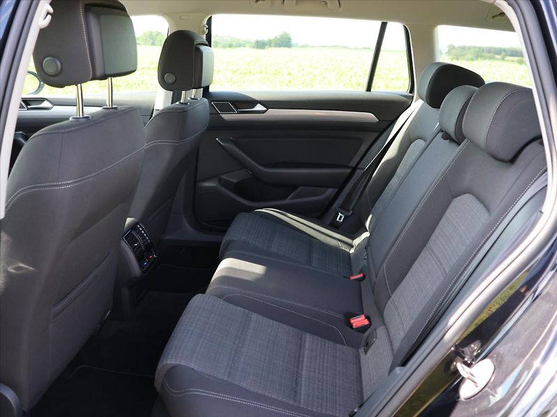 Volkswagen Passat 2,0 TDI 140kW DSG LED Aut.klim - fotka 14 z 34