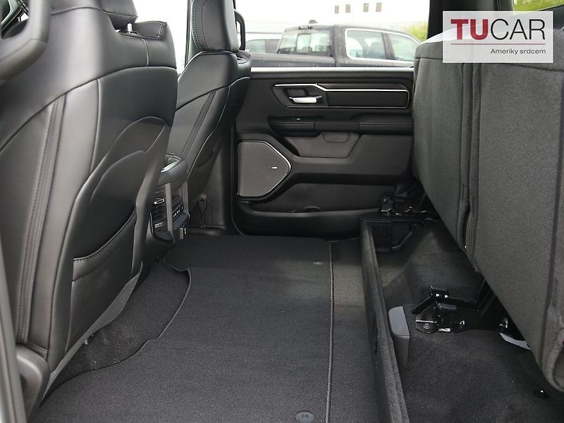 RAM 1500 5,7 HEMI Sport - fotka 13 z 42