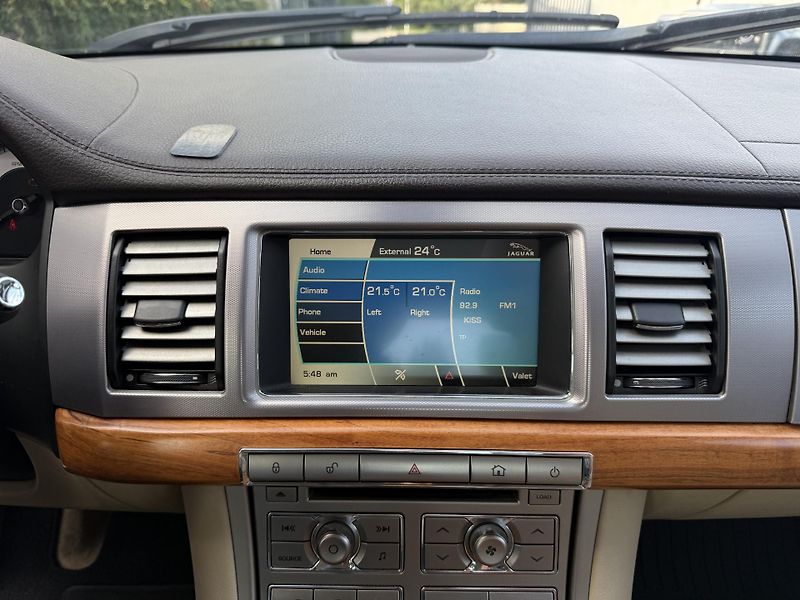 Jaguar XF 2.7D 152 kW - fotka 14 z 22