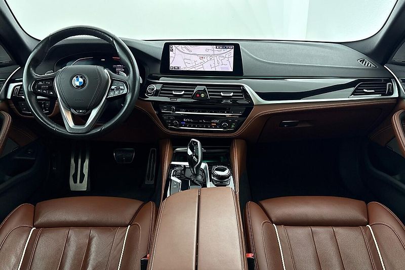 BMW Řada 5 540d xDrive - fotka 15 z 27