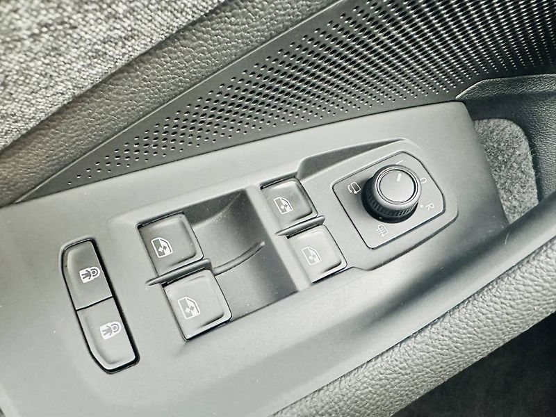 Škoda Superb Combi Selection 2,0TDI 110kW D - fotka 20 z 34