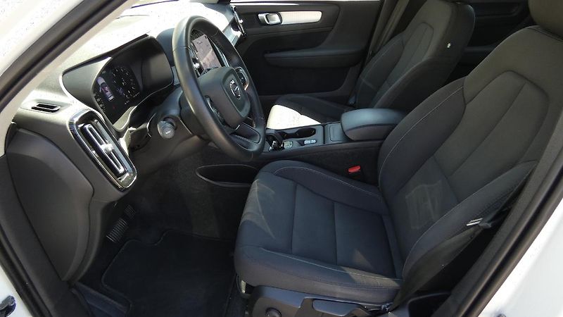 Volvo XC40 B4 mHEV AWD aut. Momentum Pro - fotka 17 z 22