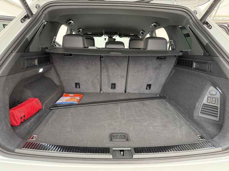 Volkswagen Touareg 3.0Tdi*1-MAJ*DPH*R-LINE*HUD* - fotka 14 z 49