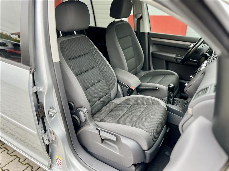 Volkswagen Touran 1,6 TDi  NAVI / kamera / ALU - fotka 17 z 44