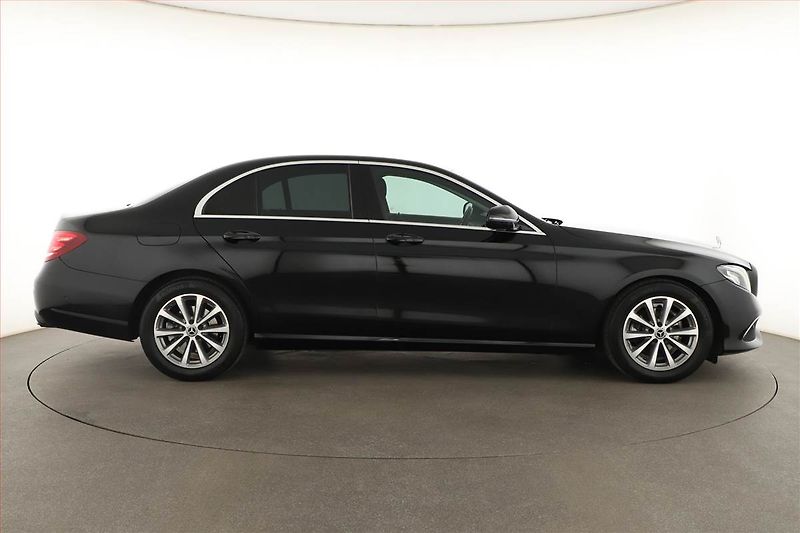 Mercedes-Benz Třídy E (2021) E 220 d - fotka 6 z 26
