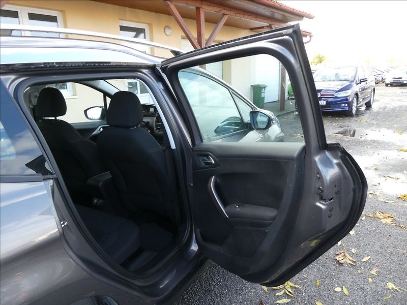Peugeot 2008 1,2 PureTech 60kW - fotka 26 z 38