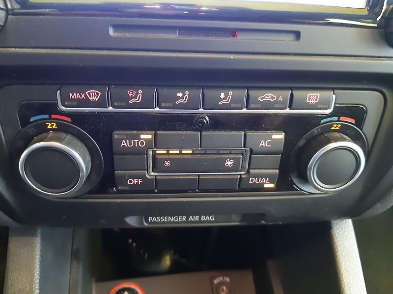 Volkswagen Jetta 1.2 TSI DigiKlima 33000km!! - fotka 11 z 22