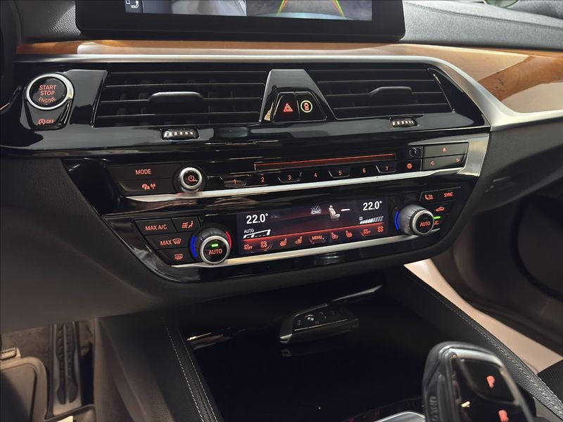 BMW Řada 5 3,0   540i LUXURY M-PAKET HARM - fotka 18 z 40