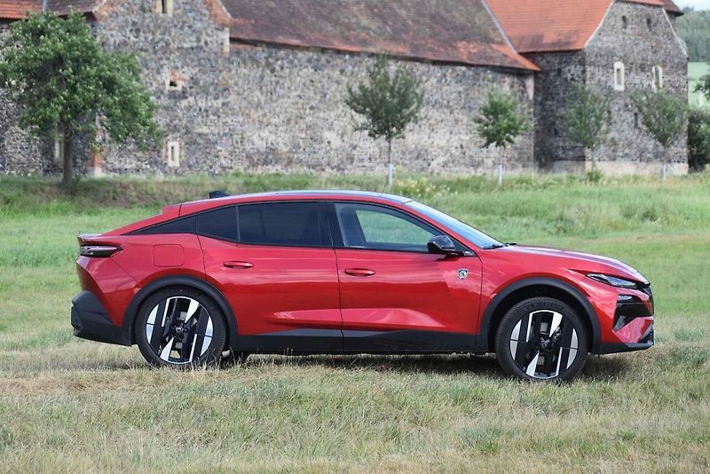 Peugeot 408 je praktický rodinný i reprezentativní podnikatelský vůz.