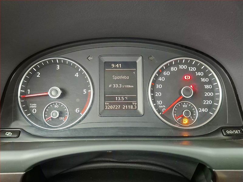 Volkswagen Touran (2011) 1.6 TDI, nová STK, servisované - fotka 11 z 14