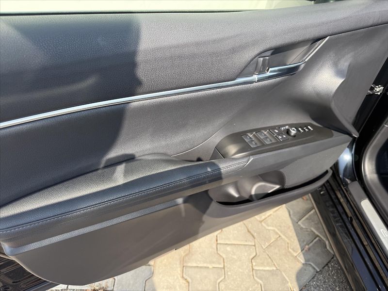 Toyota Camry 2,5 Executive VIP - fotka 20 z 21