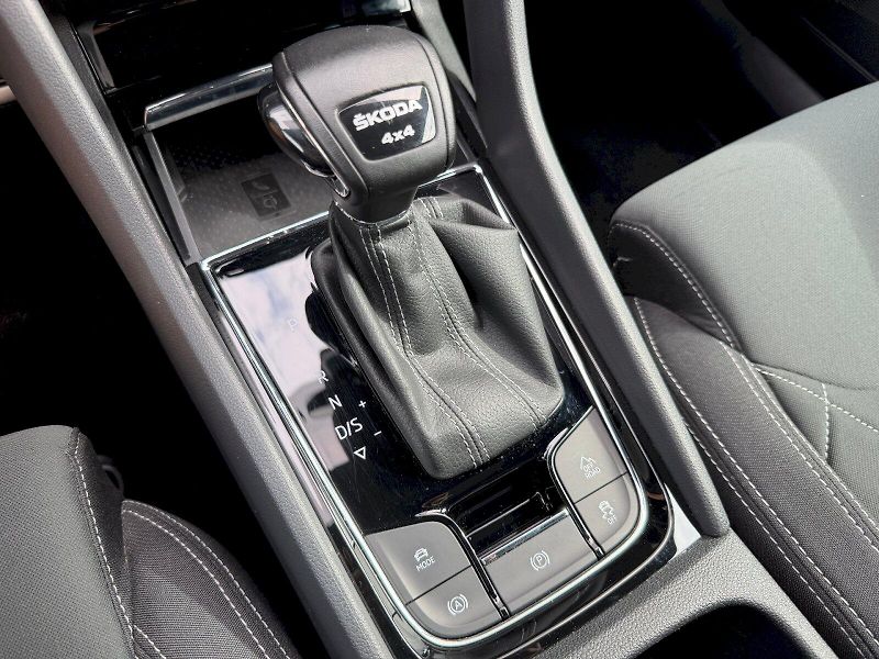 Škoda Karoq (2023) 2.0 TSI 140kW DSG SportLine - fotka 28 z 35