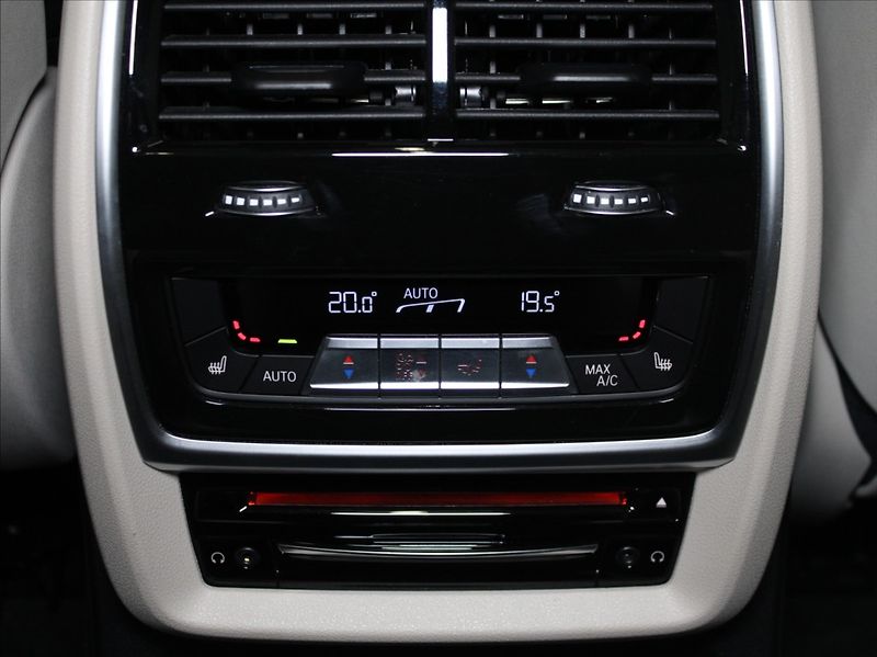 BMW X7 3,0 40xD M-paket B&W 6-míst ČR - fotka 39 z 51