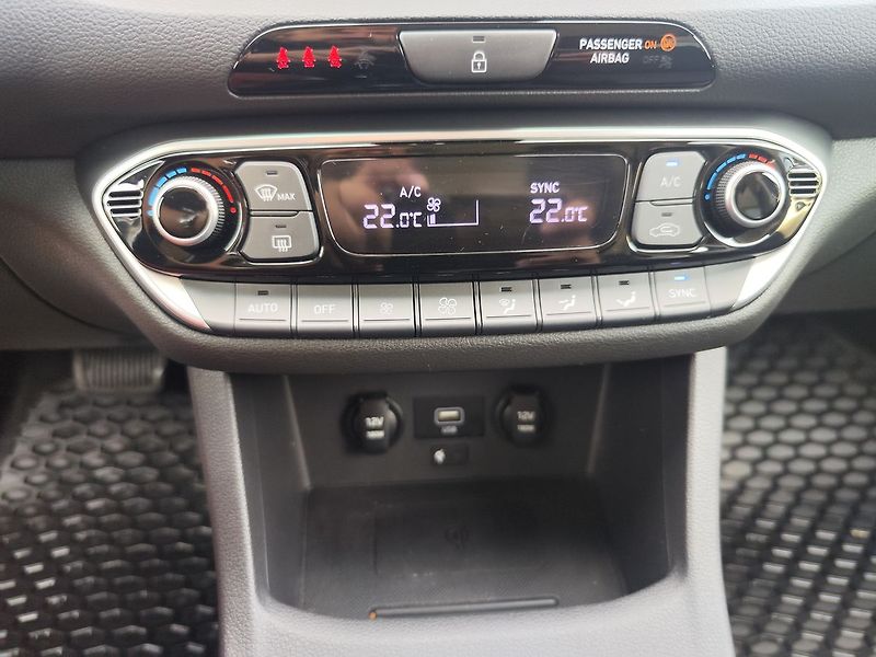 Hyundai i30 1.0 T-GDI/88kW Smart DCT - fotka 17 z 27