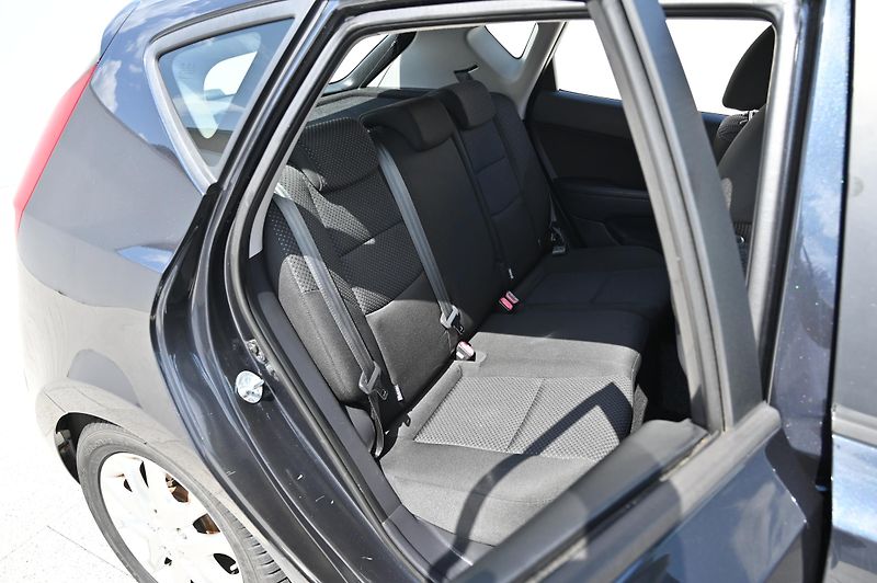 Hyundai i30 1.4 80KW Edition+  LPG 6/2010 - fotka 27 z 36