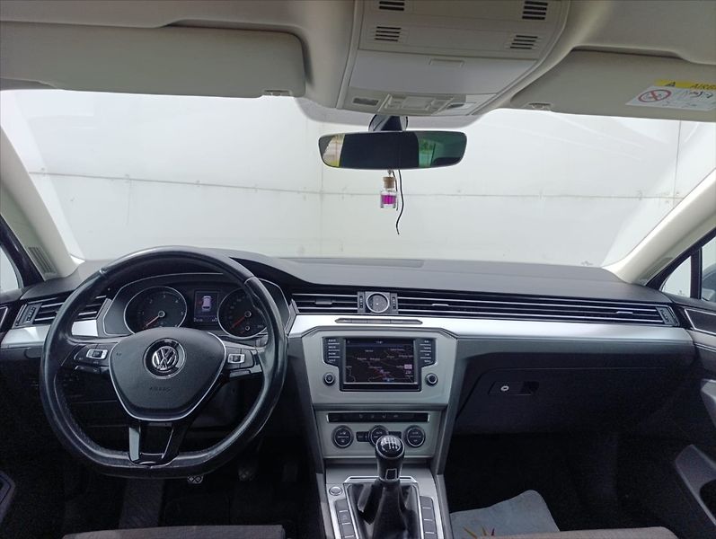 Volkswagen Passat 1,6 TDi Aut.klima Navi Kamera - fotka 15 z 34
