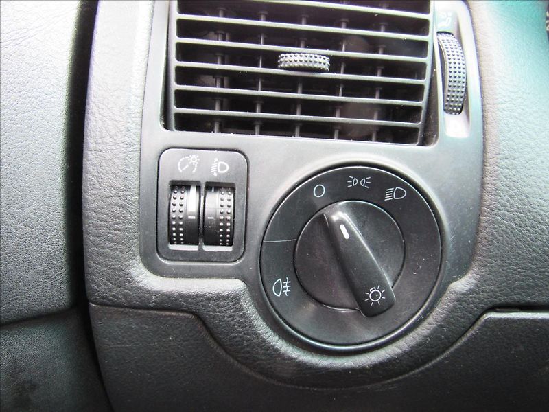 Volkswagen Golf 1,9 SDI 50kW Combi - fotka 19 z 23