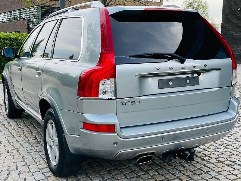 Volvo XC90 2.4 D5 4x4 AUT SERVISKA TAŽNÉ - fotka 16 z 49