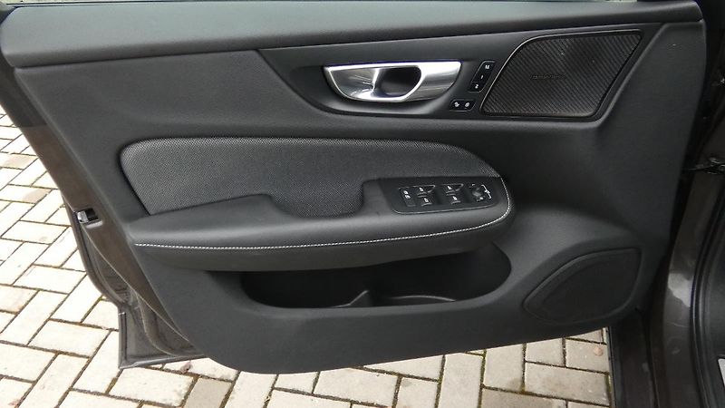 Volvo S60 B5 AWD Ultimate Dark - fotka 8 z 25