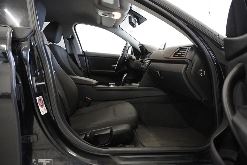 BMW Řada 4 2,0 GRAN COUPÉ AUT. - fotka 26 z 28