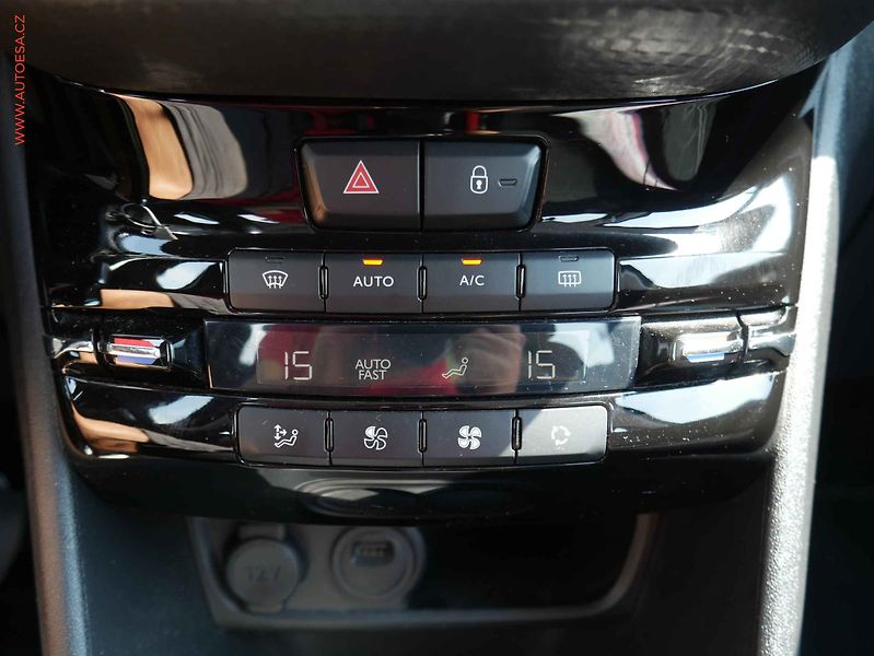 Peugeot 2008 (2019) 1.2i, 1.maj,ČR, autoAC, temp. - fotka 18 z 19