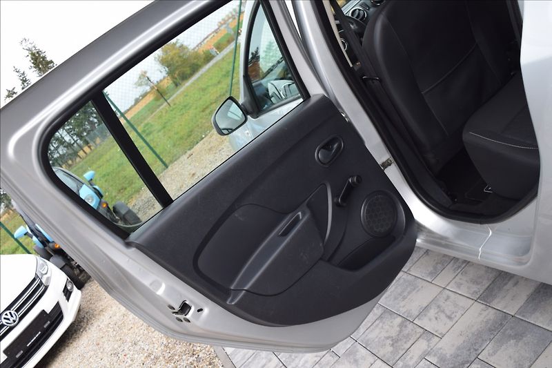 Dacia Sandero 1,2 i 55KW PO SERVISE - fotka 15 z 39