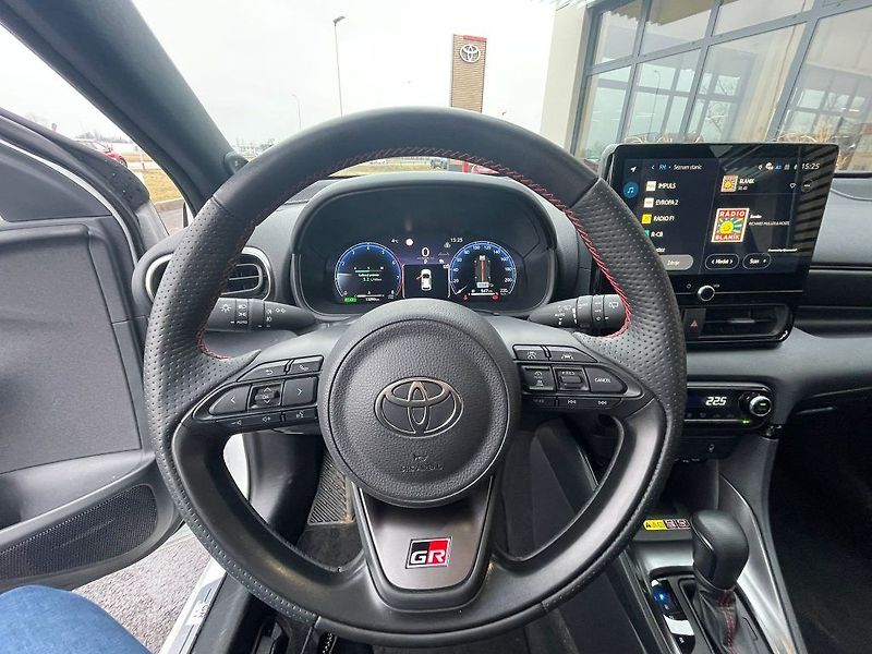 Toyota Yaris 1.5 Hybrid 130k GR-SPORT VIP - fotka 19 z 26