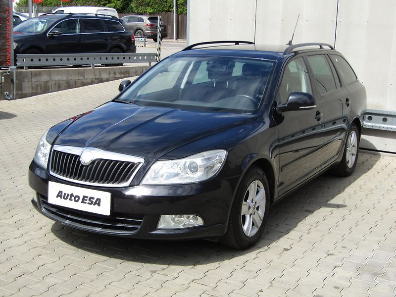 Škoda Octavia (2010) 1.6 TDi, AC, temp, tažné - fotka 3 z 20