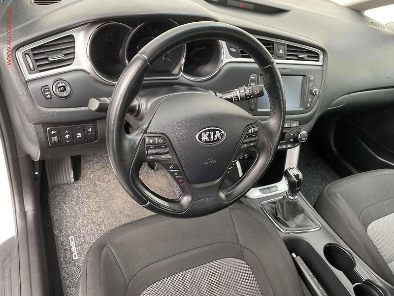 Kia Ceed (2017) 1.6 GDi, AC, navi, kamera - fotka 12 z 18